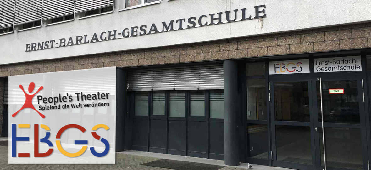 Zu sehen ist ein Foto des Eingangsbereiches der Ernst-Barlach Gesamtschule in Dinslaken. Eingefügt das Logo der Schule und das Logo des People Theater, Offenbach ….