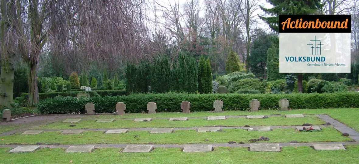Das Foto zeigt einen Teil des Parkfriedhof in Dinslaken, das Logo der Actionbound-App und das Logo des Volksbundes Deutscher Kriegsgräber – er ist der Träger dieses Projektes.