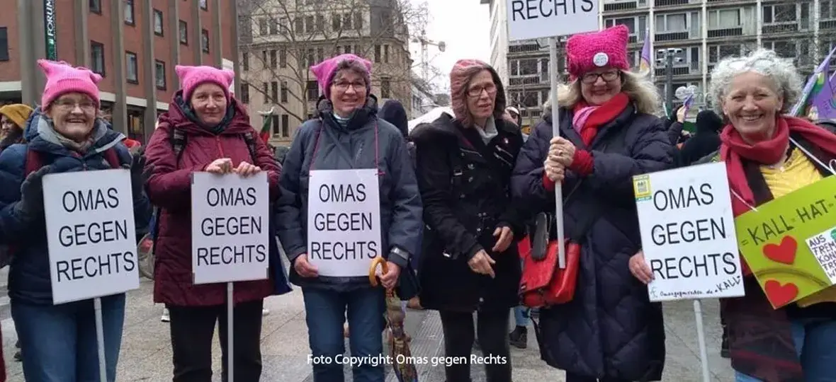 Ein Foto zeigt einige „Omas“ bei einer Demo. Sie tragen Plakate mit der Aufschrift „Omas gegen Rechts“. Copyright Omas gegen Rechts.