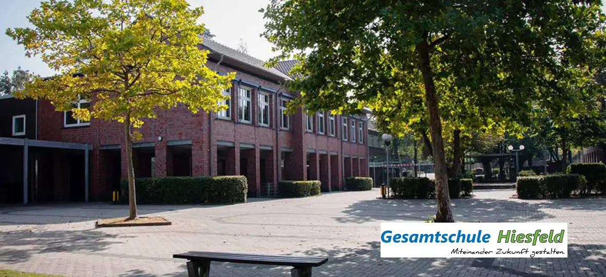 Das Gebäude der Gesamtschule Hiesfeld vom Schulhof aus gesehen.