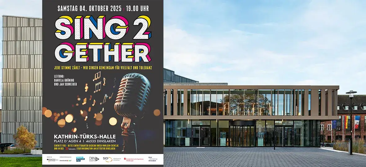 Abgebildet ist die Plakatankündigung für das Konzert. Es zeigt im Vordergrund ein Mikrofon und im Hintergrund Noten, die im Raum schweben und Hinweise auf Ort und Zeit der Veranstaltung.